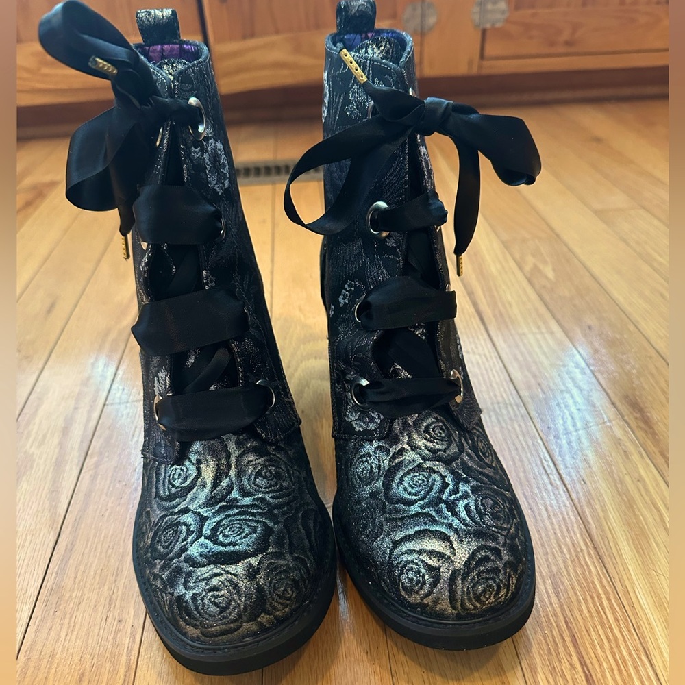 NWOT IRREGULAR CHOICE Quick Getaway Boots in Silver size 42 us 11